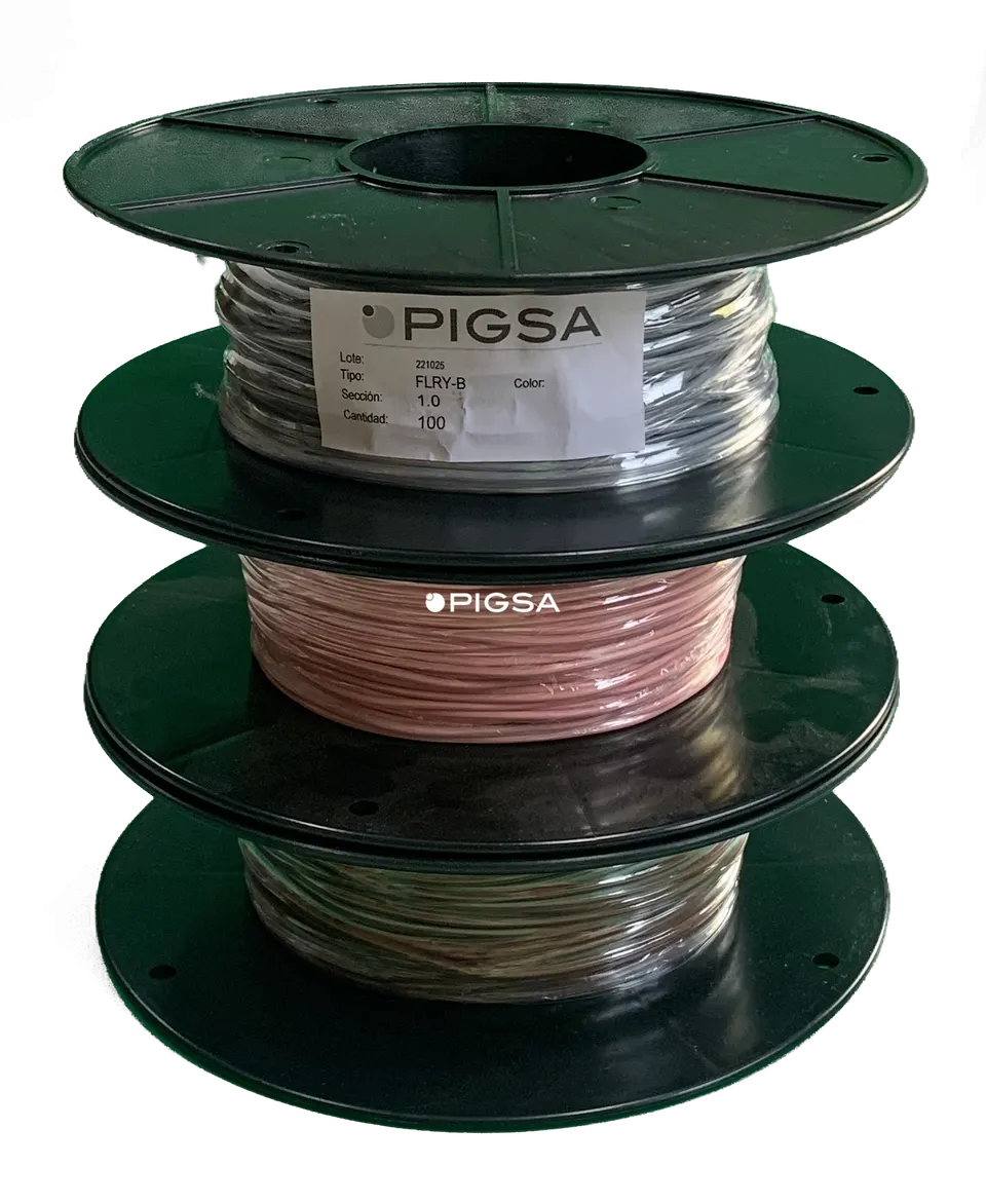 Carretes apilados de cable FLRY-B de PIGSA en varios colores, con etiqueta de lote