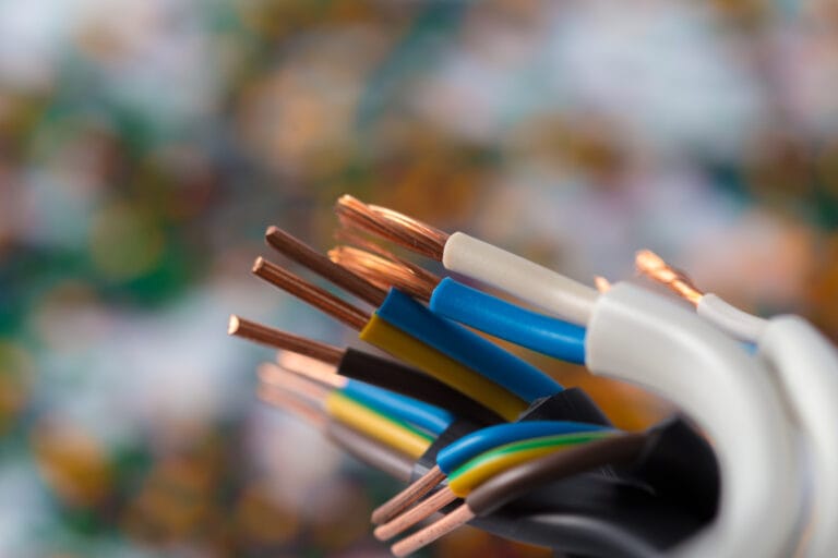Descubre cómo saber la sección de un cable y elige la sección de cables eléctricos adecuada para garantizar seguridad, eficiencia y un funcionamiento fiable.